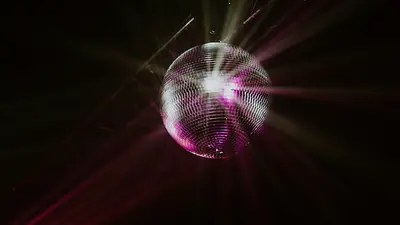 Dyskoteka Andrzejkowa w Środzie Wielkopolskiej: muzyka minionych lat i złoto-cekinowy dress code