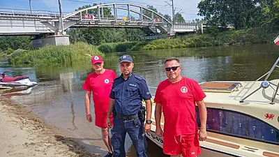 Bezpieczniej nad wodą – wspólne patrole policjantów z Nowego Miasta nad Wartą i ratowników WOPR